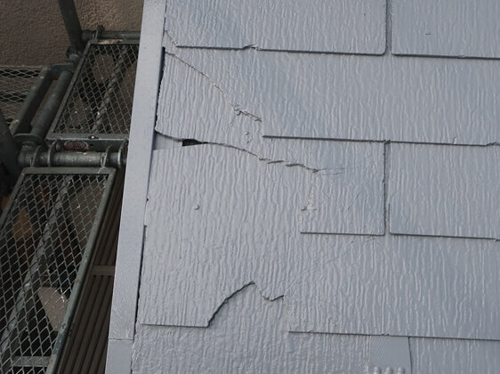 屋根材が3段分、割れていて、真ん中は屋根材を止めている釘が完全に見えています。